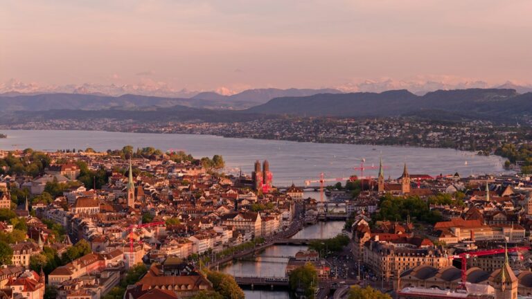 Zürich mit See und Stadtlandschaft als Symbol für den Schweizer Markt